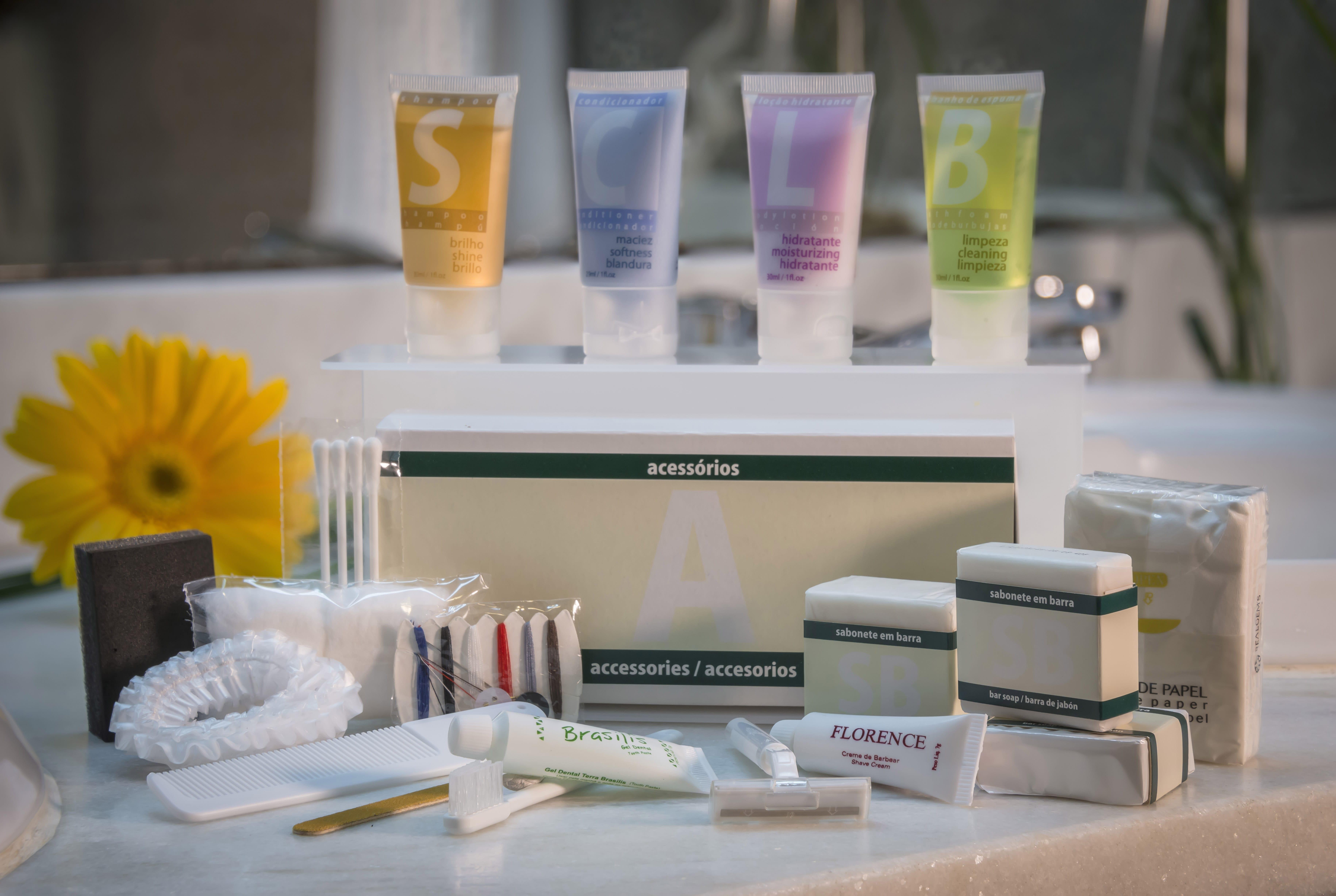 Bourbon Hotel & Suites Curitiba Exterior photo A selection of amenities