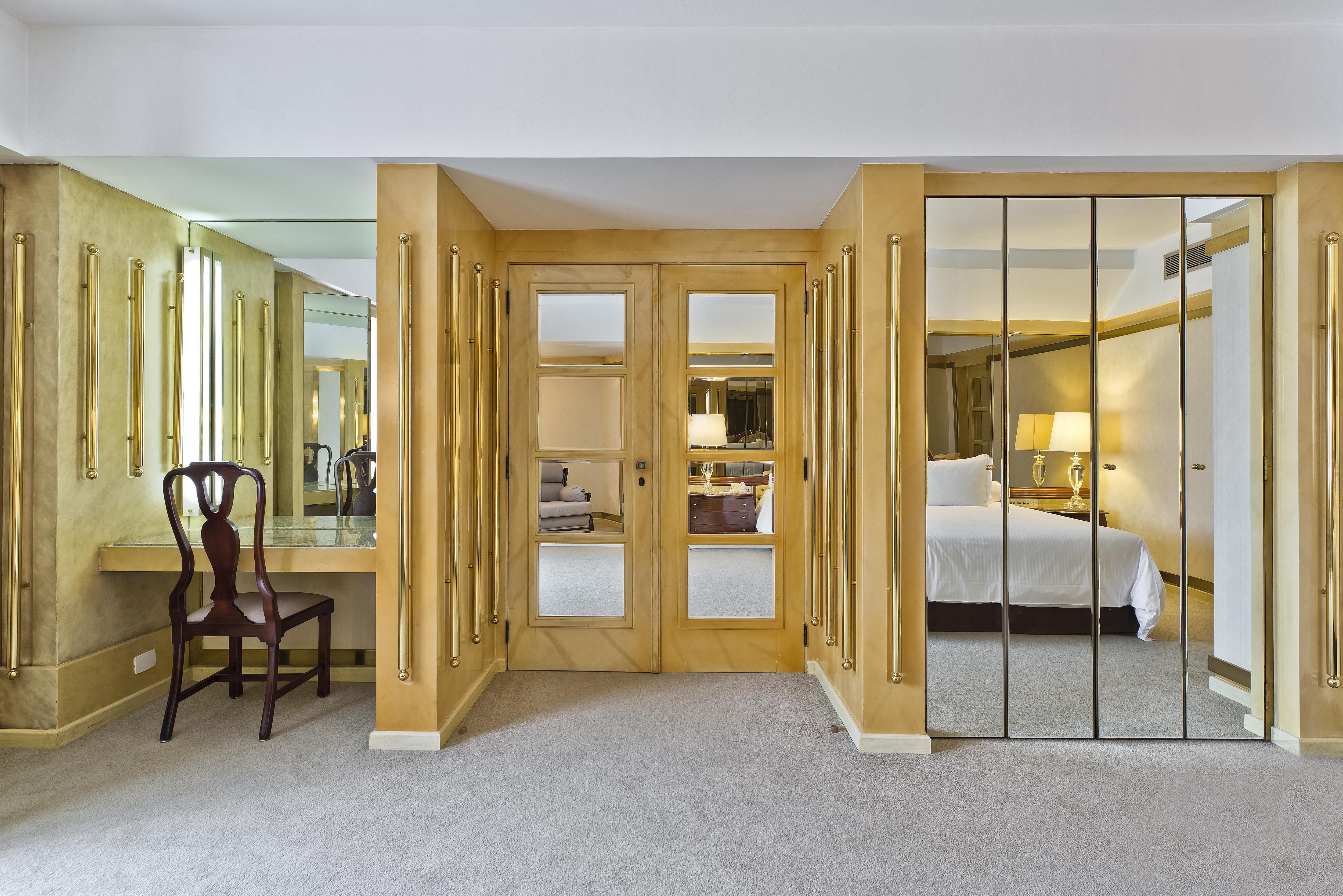 Bourbon Hotel & Suites Curitiba Exterior photo A suite at the Mandarin Oriental, Hong Kong