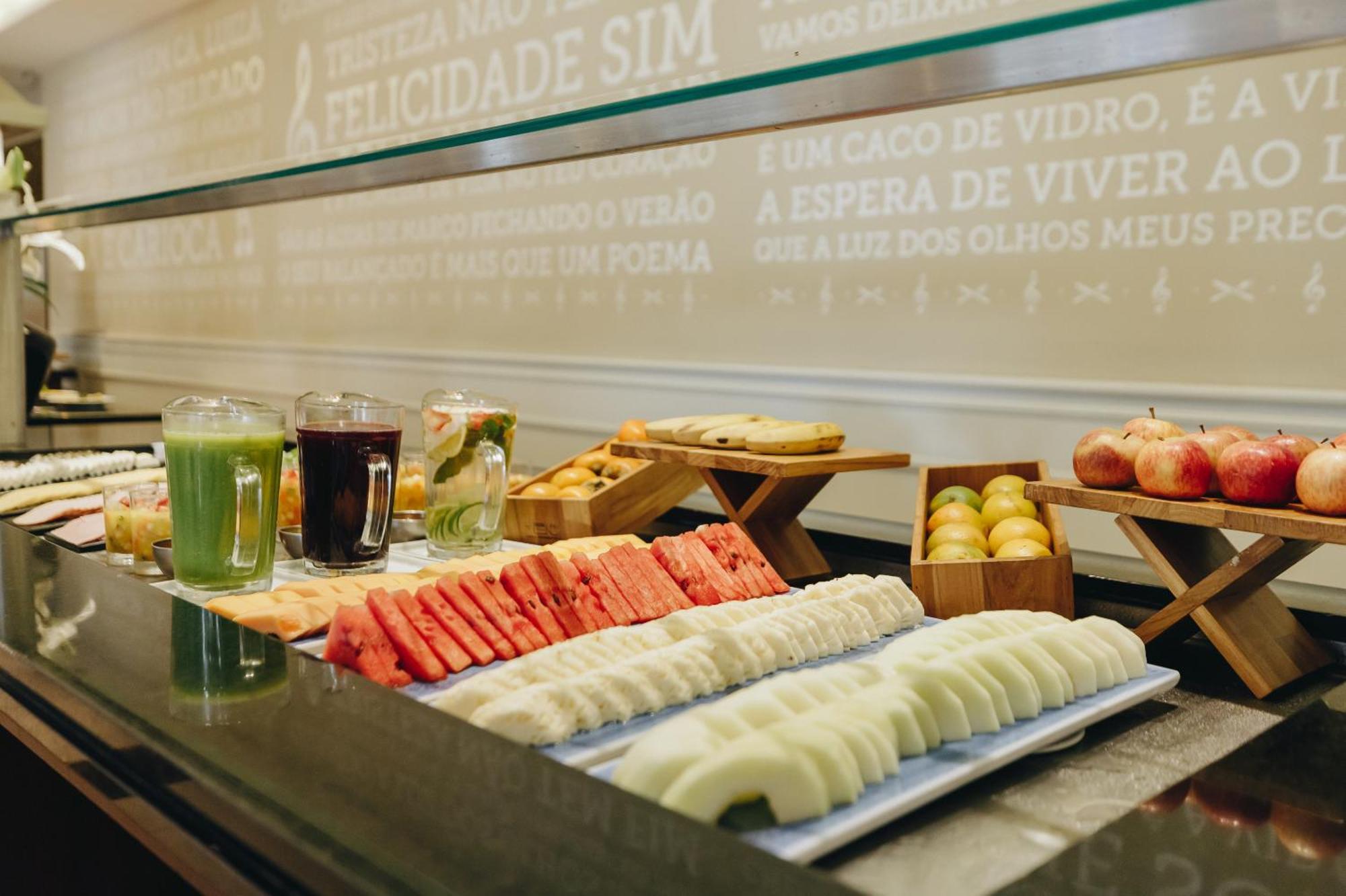 Bourbon Hotel & Suites Curitiba Exterior photo A buffet at a hotel